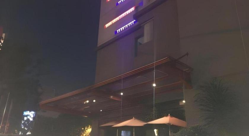 G Suites Hotel By Amithya Σουραμπάγια Εξωτερικό φωτογραφία